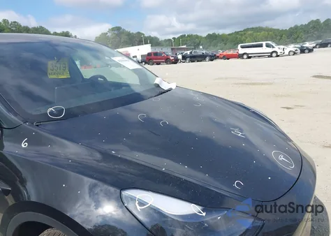 2024 Tesla Model Y Long Range Dual Motor All-Wheel Drive/Rwd z USA, uszkodzony, nr VIN 7SAYGDED7RF097412